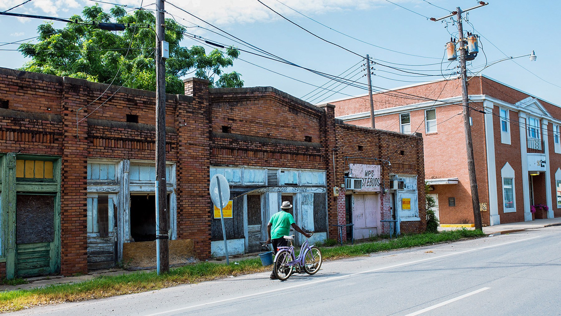 Over time, Tallulah, La., fell into economic hardship and many of its businesses closed. (Michael M. Santiago/News21)