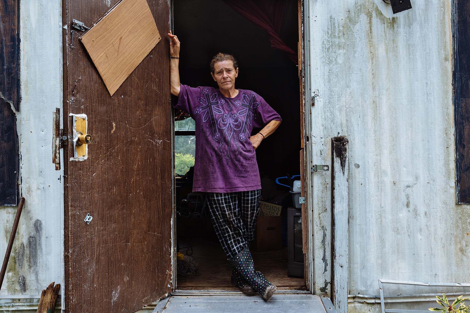 Annette Caskey lives in Sherry Circle, one of the poorest areas of Campti, La. Caskey’s tap water often comes out orange or brown. She prefers to drink bottled water that she buys from a nearby store. (Michael M. Santiago/News21)