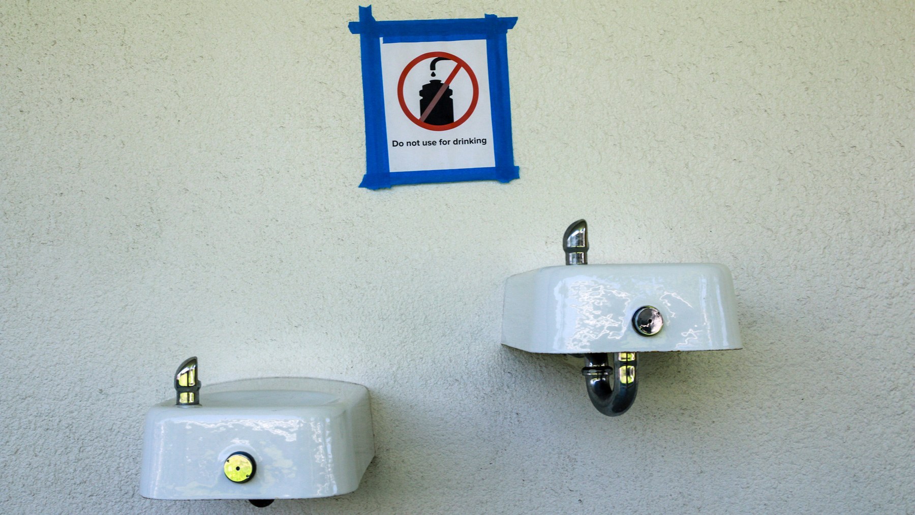 At Alice Birney Elementary School in San Diego, school officials placed signs above fountains to warn children to avoid them. (Elissa Nuñez/News21)